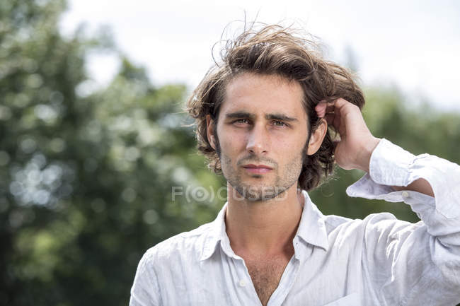 Портрет молодого человека с каштановыми волосами — стоковое фото