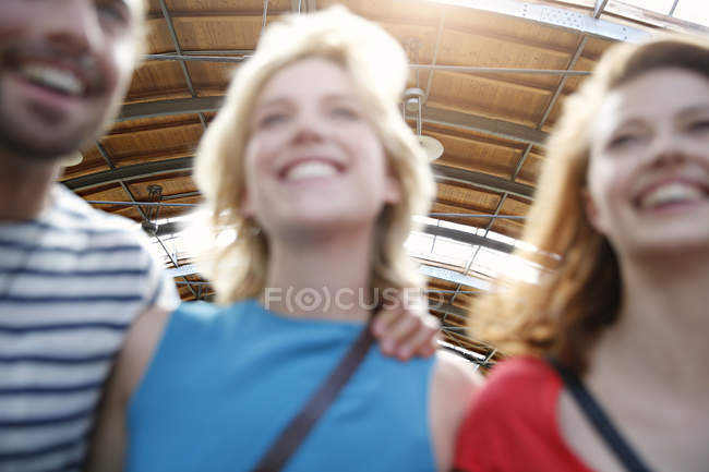 Deutschland, berlin, freunde, die zusammen ausgehen — Stockfoto