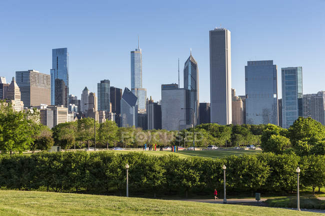 США, штат Іллінойс, Чикаго, парку Міленіум і горизонт — стокове фото