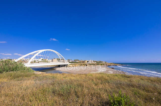 Италия, Sicily, Province of Trapani, near Mazara del Vallo, Delia, Bridge — стоковое фото
