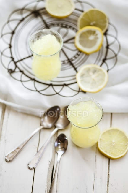Лимонная бабушка в стекле над белым полотенцем — стоковое фото