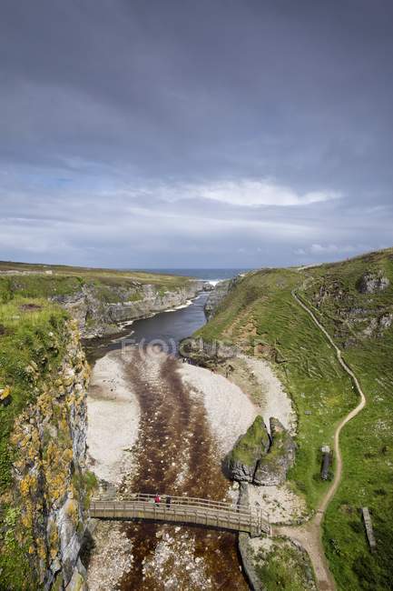Reino Unido, Escocia, Durness, view from Smoo Cave to fjord Geodha Smoo - foto de stock