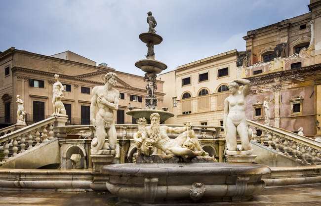 Italien, Sizilien, Provinz Palermo, Palermo, Fontana della Vergogna Brunnen auf der Piazza Pretoria — Stockfoto