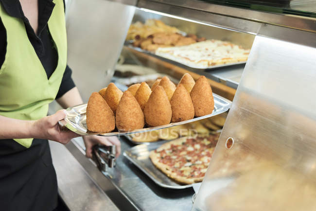 Frau serviert frische arancini, Reiskroketten auf Teller — Stockfoto