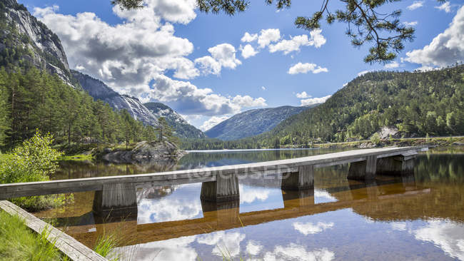 Норвегія, у Норвегії, Телемарк, Fyresdal, озеро та дерев'яні boardwalk — стокове фото