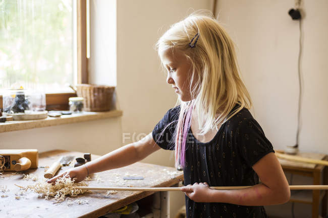 Mädchen in Werkstatt arbeitet an Steinzeit-Speerwerfer — Stockfoto