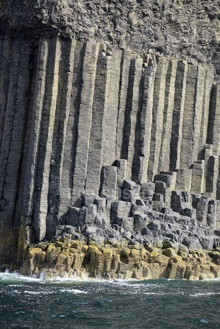 Великобританія, Шотландії, Argyll і б'ють, базальтові стовпи на Staffa острові денний час — стокове фото