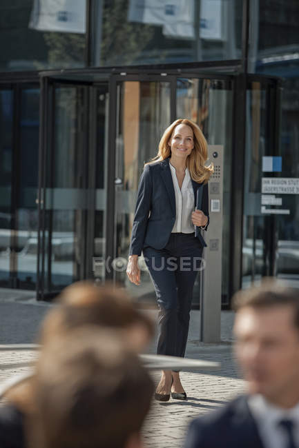 Уверенная деловая женщина снаружи офисного здания — стоковое фото