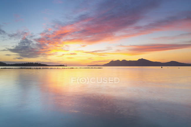 Vista panorâmica de Badia d 'Alcudia à luz da manhã, Can Picafort, Maiorca, Ilhas Baleares, Espanha — Fotografia de Stock