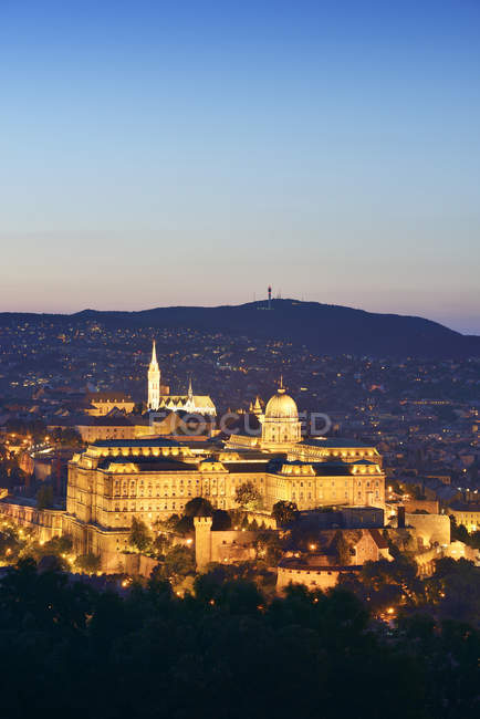 Ungheria, Budapest, Veduta del Castello di Buda e della Chiesa di Mattia all'ora blu — Foto stock