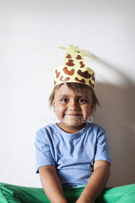 Ritratto di bambino sorridente con copricapo autofatto — Foto stock