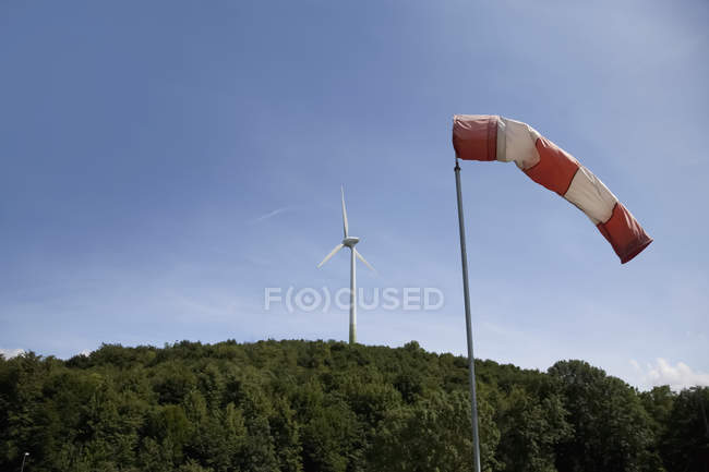 Calcetín de viento y turbina eólica - foto de stock