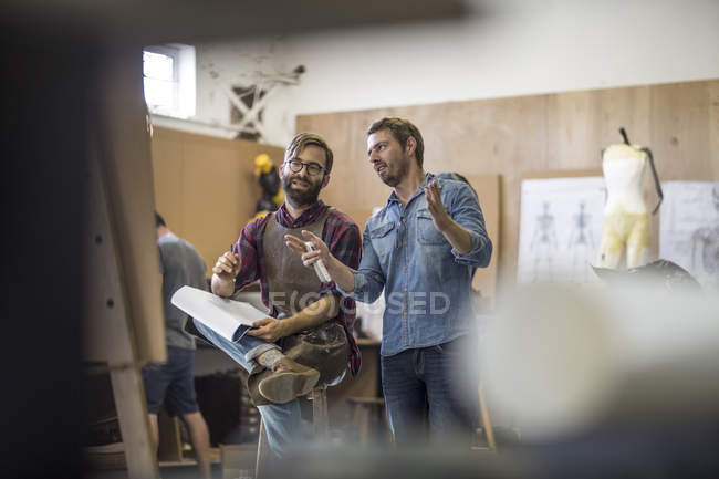 Deux hommes en studio d'artistes planifient ensemble — Photo de stock