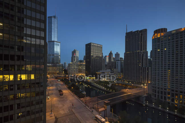 Usa, illinois, Chicago Wolkenkratzer mit Trumpf Turm und Chicago Fluss bei Nacht — Stockfoto