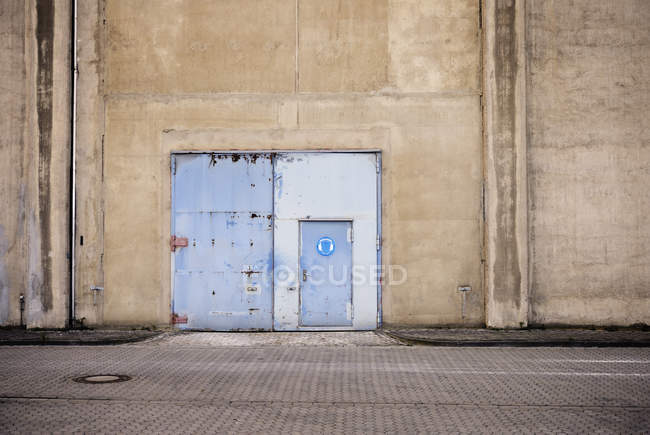 Alemania, Renania del Norte-Westfalia, Neuss, puerta de una fábrica - foto de stock