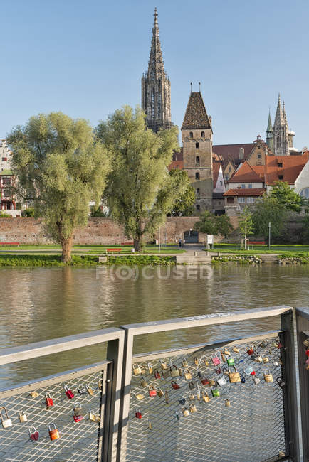 Alemania, Baden-Wuerttemberg, Ulm, minster, Metzgerturm y candados de amor en el río Danubio - foto de stock