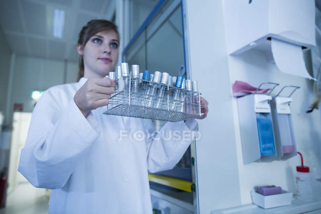 Молода жінка натураліста працюють на лабораторія мікробіології — стокове фото