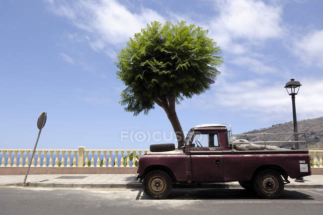 Spain, Canary Islands, La Palma, old pick-up truck in Tazacorte — Stock Photo