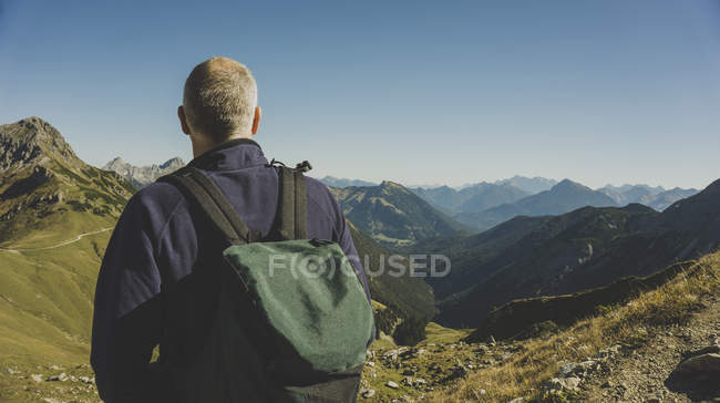 Autriche, Tyrol, Tannheimer Tal, homme mûr randonnée — Photo de stock