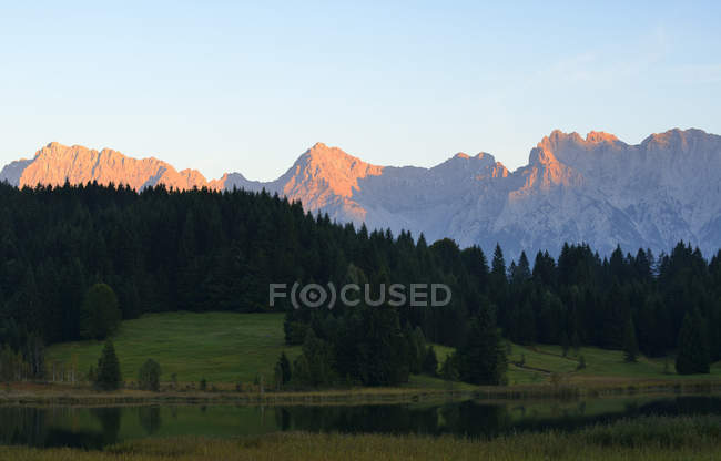 Alemania, Baviera, Alta Baviera, Tierra Werdenfelser, lago Geroldsee y montañas Karwendel al atardecer - foto de stock