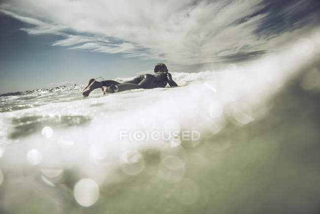 France, Bretagne, Camaret sur Mer, Teenage boy surfing at Atlantic coast — Stock Photo