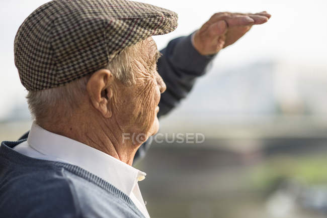 Старший чоловік носити шапку на відкритому повітрі — стокове фото