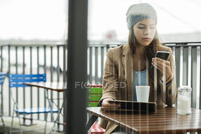 Donna seduta al caffè marciapiede — Foto stock