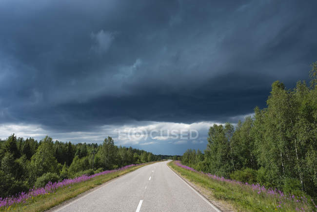 Finlândia, Lapónia, estrada para Rovaniemi com trovoada — Fotografia de Stock