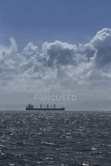 Espagne, Andalousie, Tarifa, cargo sur l'océan — Photo de stock