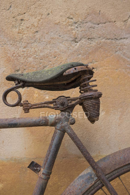Spain, Balearic Islands, Mallorca, Arta, old bicycle seat — Stock Photo
