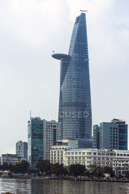 Вьетнам, Хошимин, филиал реки Сайгон и финансовая башня Bitexco — стоковое фото