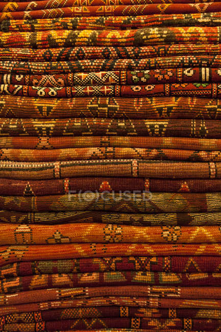 Марокко, Марракеш, стопка традиционных тканых ковров — стоковое фото