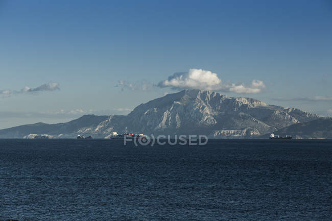 Espagne, Andalousie, Tarifa, cargos passant par le détroit de Gibraltar devant le mont Moïse — Photo de stock