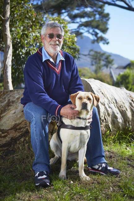 Retrato del hombre con discapacidad visual y su perro guía - foto de stock
