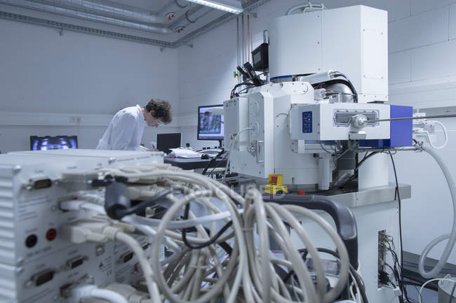 Spécialiste du soutien technique féminin travaillant dans un laboratoire technique — Photo de stock