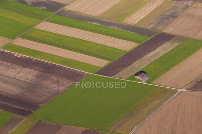 Vista aérea de coloridos campos en las montañas de Suabia cerca de Pfrondorf, Baden-Wuerttemberg, Alemania - foto de stock