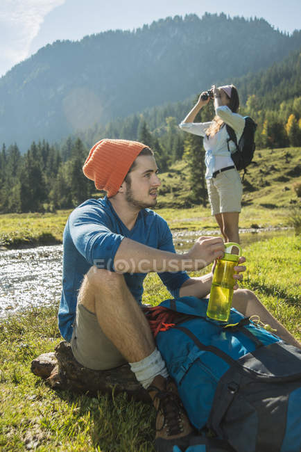 Áustria, Tirol, Tannheimer Tal, dois jovens caminhantes relaxantes — Fotografia de Stock
