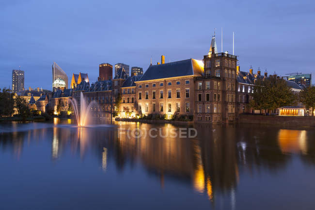 Paesi Bassi, L'Aia, Binnenhof di notte ed edifici contro l'acqua — Foto stock