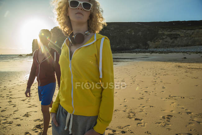 Two teenagers walking on the beach, France, Brittany, Camaret-sur-Mer — Stock Photo