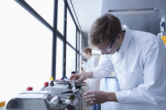 Jeunes chimistes travaillant dans un laboratoire de chimie — Photo de stock