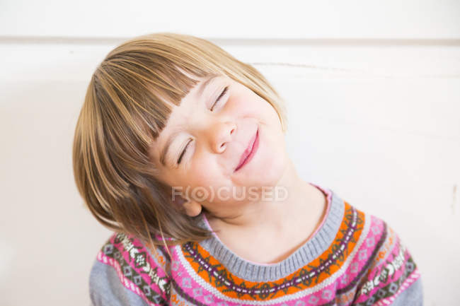 Портрет милой маленькой девочки с закрытыми глазами — стоковое фото