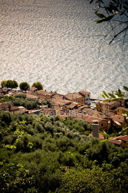 Видом на озеро Гарда і Castelletto ді Brenzone — стокове фото