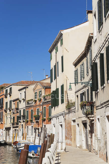 Italia, Veneto, Venezia, Dorsoduro, Case sul canale — Foto stock