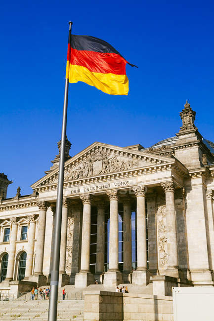 Alemania, Berlín, Berlín-Tiergarten, edificio del Reichstag, bandera alemana - foto de stock