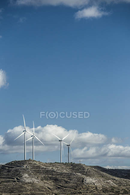 Испания, Кастель и Леон, Паленсия, ветряная электростанция на холме — стоковое фото