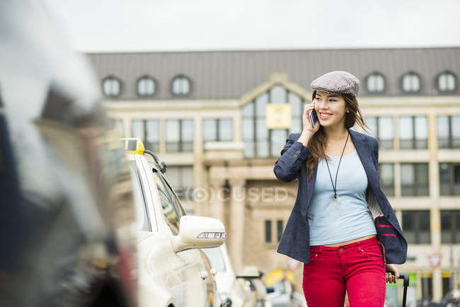 Telefonare donna con smartphone — Foto stock