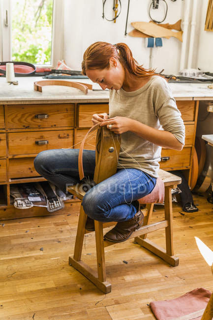 Femme couture élastique bande de caoutchouc de tissu en utilisant poney de laçage et châle — Photo de stock