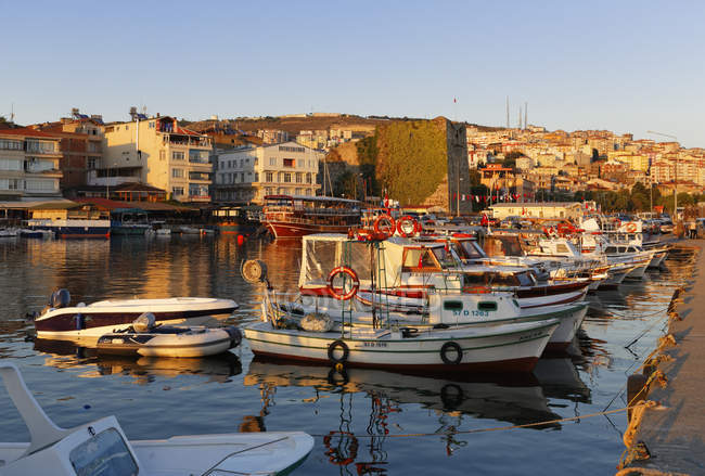 Туреччина, Чорноморського регіону, провінція Sinop Синопа, рибальським портом та фортеці у вечірній світло — стокове фото