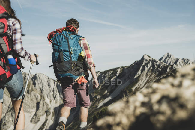 Austria, Tirolo, Tannheimer Tal, giovani coppie che fanno escursioni sugli scogli — Foto stock