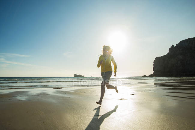 France, Brittany, Camaret-sur-Mer, teenage girl running on beach — Stock Photo
